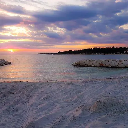 Διαμέρισμα Away From 2 *