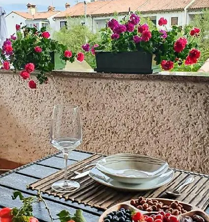 Away From 2 Πόρετς